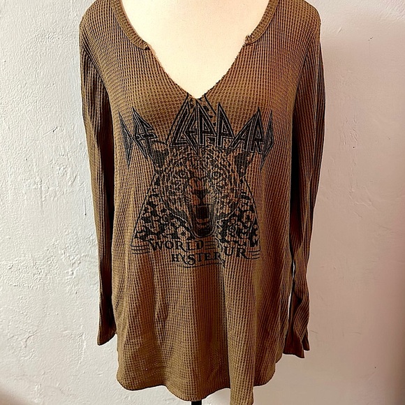 torrid Tops - Torrid Def Leppard Waffle Knit Band Long Sleeve Top Size 1